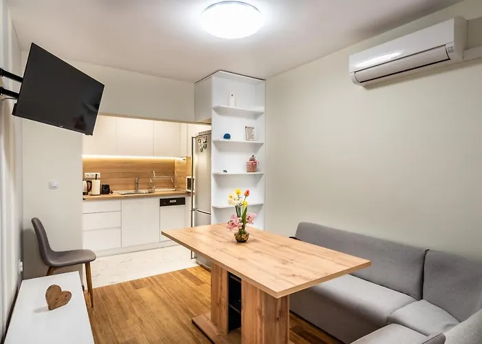 Radi's Coastal Chic Apartament Warna